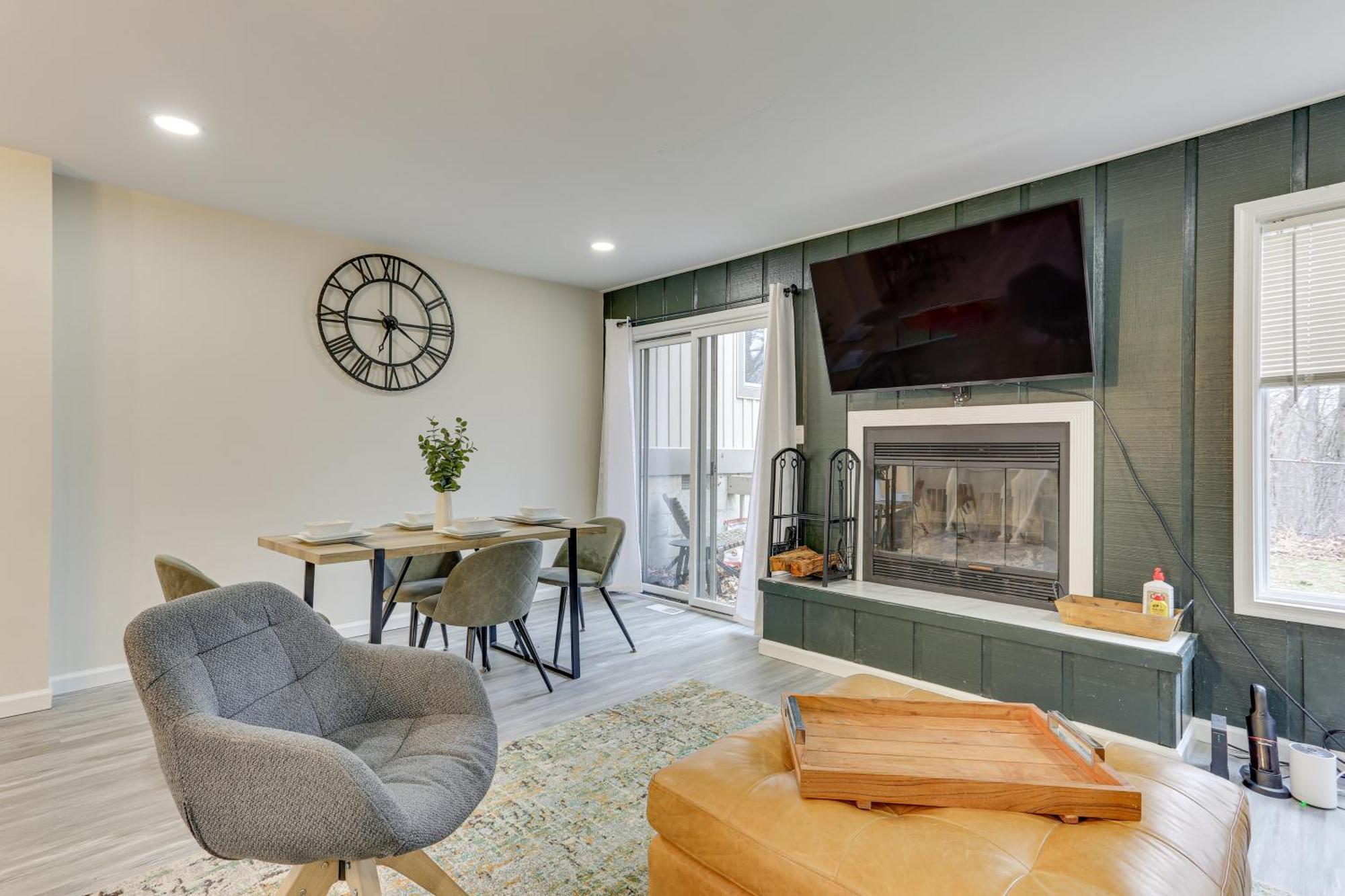 Townhouse Less Than 1 Mi To Area! *